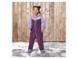 Een kind draagt een paarse winteroverall met capuchon.