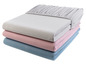 Een stapel bedlakens in grijs, roze en blauw.