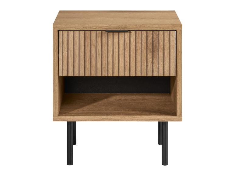 Licht houten nachtkastje met een geribbelde lade en zwarte poten.