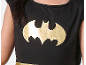 Close-up van een kind dat een zwarte top draagt met een gouden Batman-logo.