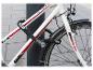 Witte fiets met een zwart kettingslot, met de tekst 'PREMIUM LIGHTWEIGHT ALLOY' en 'TREKKING LITE SERIES'.