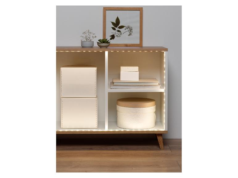 LED-strip verlicht een modern houten rek met decoraties.