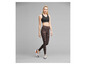Vrouw in zwarte sportbeha en geprinte leggings.