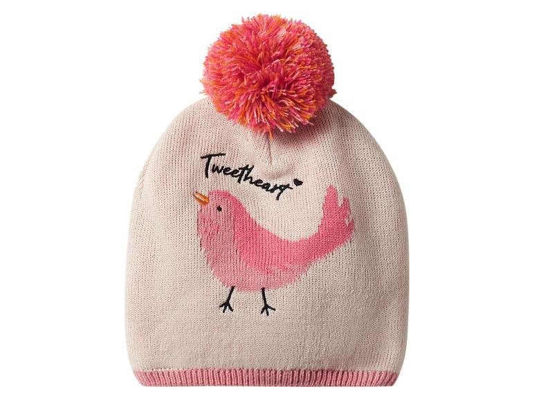 Gebreide muts met roze pompon en vogelmotief met de tekst 'Tweetheart'.