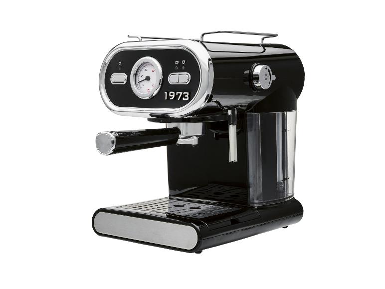Zwart espressomachine met zilveren details en een temperatuurmeter.