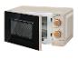 Beige magnetron met open deur en houten knoppen.