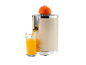 Beige citruspers met een sinaasappel, die sap in een glas schenkt.