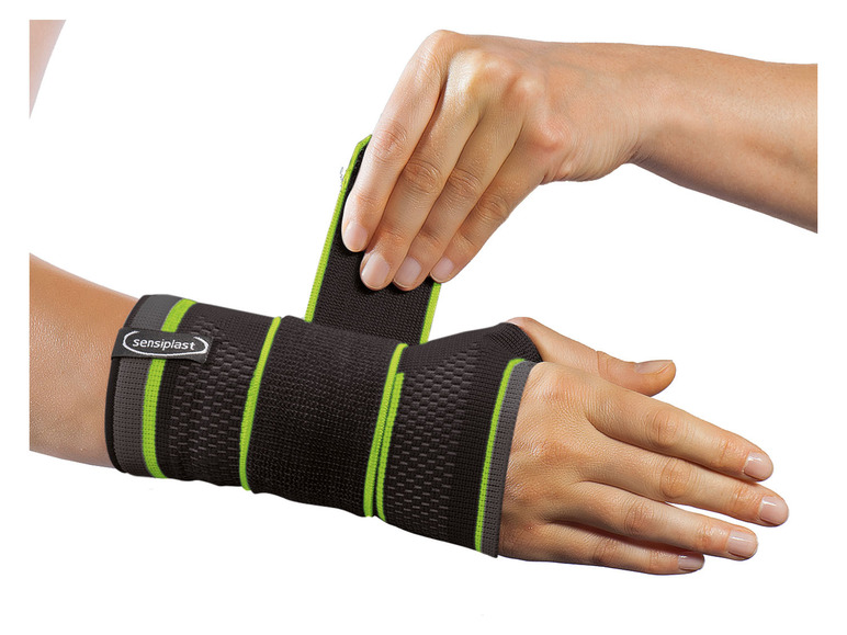Een zwarte polsbandage van Sensiplast met groene accenten.