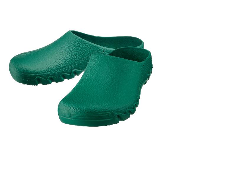 Een paar groene tuinklompjes op een witte achtergrond.