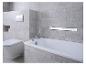 Badkamer met bad, toilet en wandgemonteerde handdoekdroger.