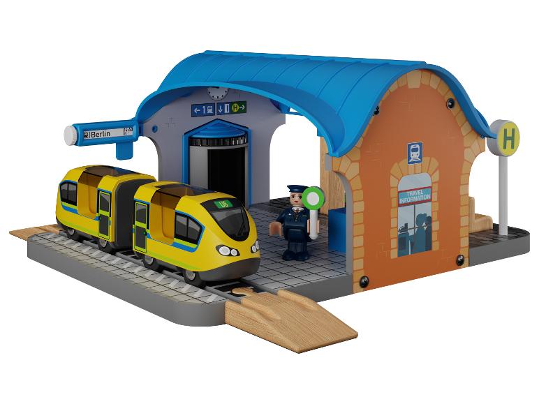 Treinstation speelset met gele trein en conducteurfiguur.