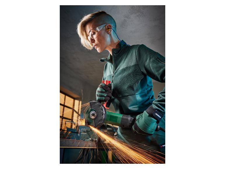 Een vrouw gebruikt een Parkside schuurmachine om metaal te bewerken.
