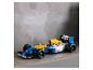 Een blauw-gele Lego Williams F1 raceauto op een grijs oppervlak.