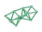 Geometrische constructie gemaakt van groene magnetische staven en metalen ballen op een witte achtergrond.