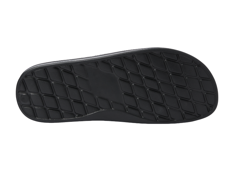 Een zwarte slipper met een ruitpatroon op de zool.