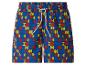 Blauwe zwemshort met een kleurrijk geometrisch patroon van rode, gele en blauwe vormen.