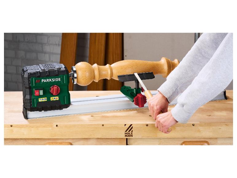 Een Parkside draaibank met een houten onderdeel dat wordt bewerkt.