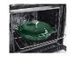 Groene gietijzeren braadpan in een open oven