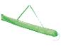 Groene draagtas voor parasol of stranduitrusting.