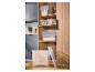W5 opbergdozen met deksel in een houten kast.