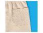 Beige korte broek met zak op een blauwe achtergrond.