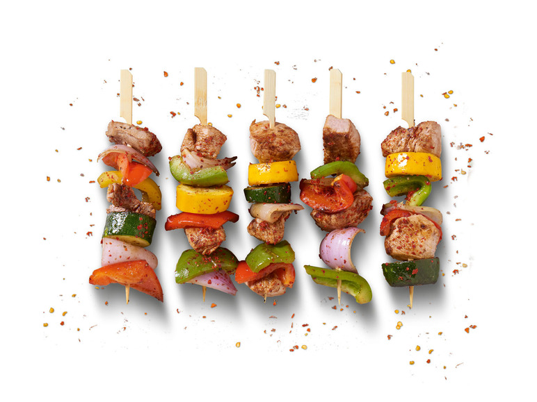 Gegrilde spiesjes met kip, paprika, ui en courgette.