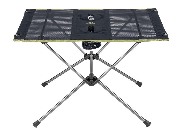 Opvouwbare campingtafel met zwart gaasoppervlak en metalen poten.