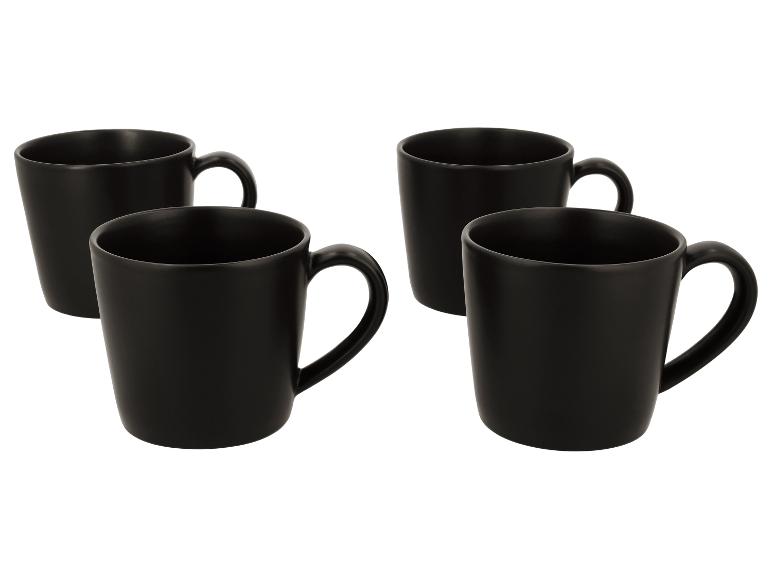 Set van vier zwarte keramische mokken