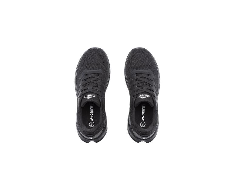 Zwarte sneakers van bovenaf gezien op een witte achtergrond