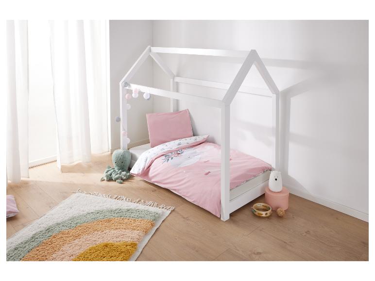 Huisvormig kinderbed, roze beddengoed met bloemenprint.