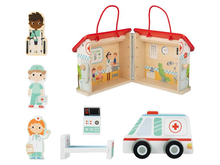 Houten dokters speelgoed: ambulance, kliniek en figuurtjes.
