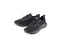 Zwarte sportschoenen met wit logo op de tong