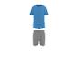 Blauw t-shirt en grijze korte broek.