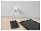 PD 45W netlader laadt telefoon en tablet op een houten tafel op.