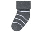 Grijze sok met witte strepen.