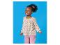 Meisje in beige bloemenblouse en roze broek.