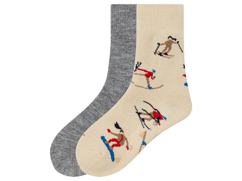 Een paar sokken, een grijze en een met skiërs-print.
