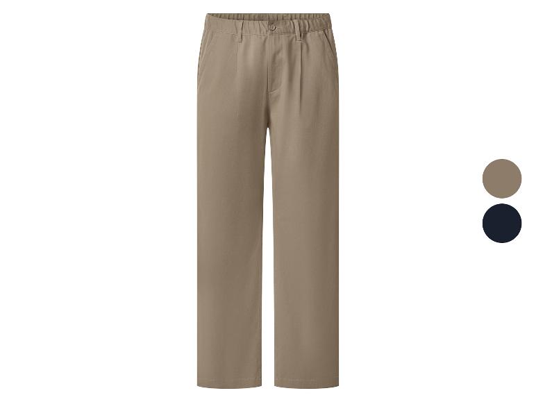 Beige herenbroek met elastische tailleband en zijzakken, met kleurstalen in beige en marineblauw.