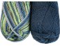Twee bollen garen: één veelkleurig in groen, blauw en grijs, en één effen donkerblauw.