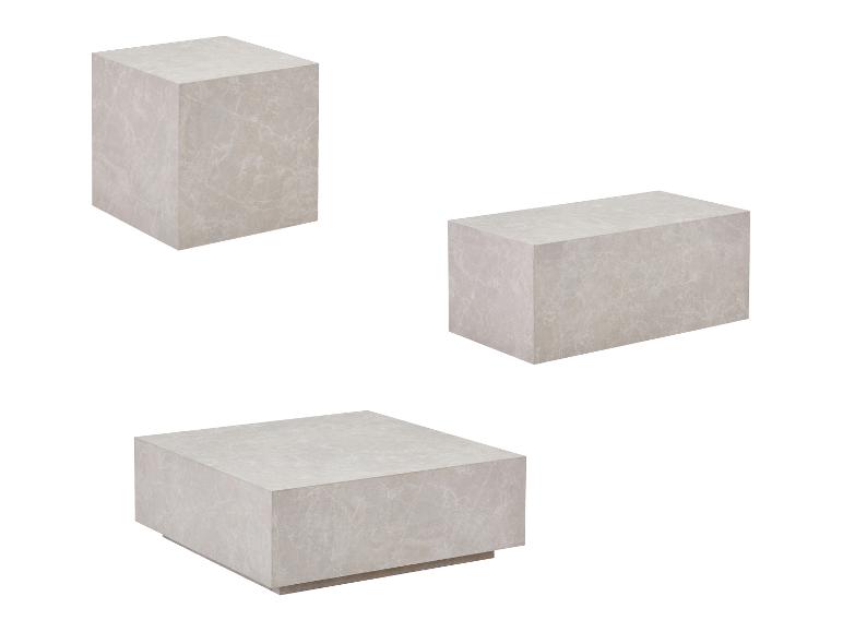 Drie kubusvormige meubelstukken met marmerimitatie: twee kubussen en één rechthoekige tafel