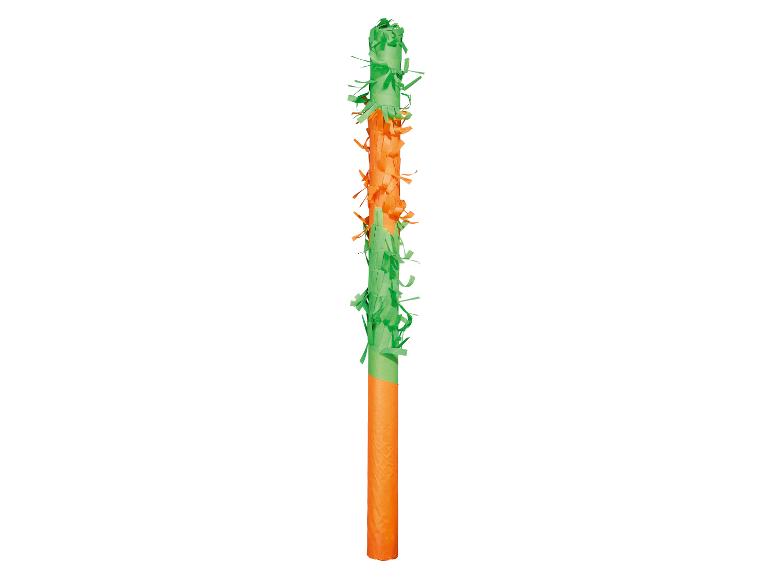 Oranje en groene piñata voor een feest.