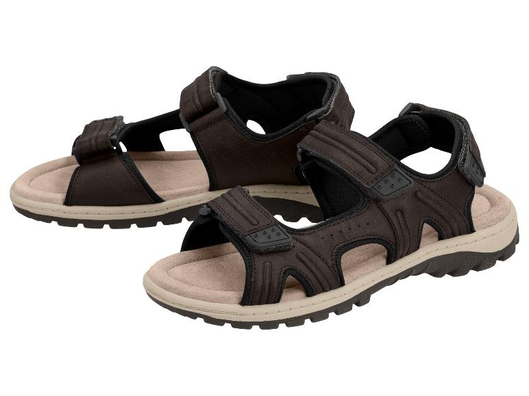 Een paar bruine heren sportsandalen met een lichte zool.