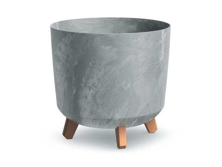 Een ronde betonnen plantenpot op houten poten.