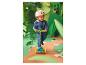 Kind met helm rijdt op step in jungle-thema omgeving.