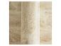 Getextureerd beige behang met een subtiel patroon, opgerold om het oppervlak te tonen.