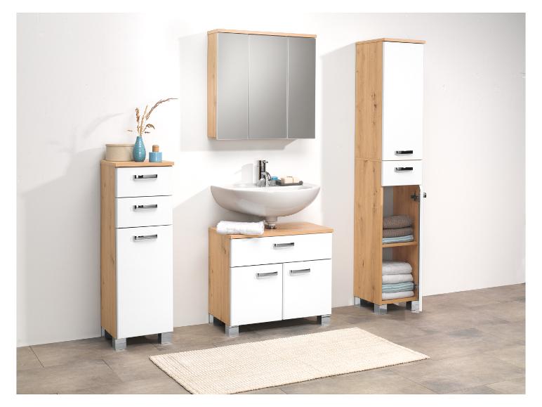 Modern badkamermeubilair: wastafel, spiegelkast en hoge kasten.