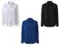 Drie overhemden in verschillende kleuren: wit, zwart en blauw.