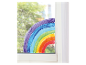 Een regenboog geschilderd op een raam.