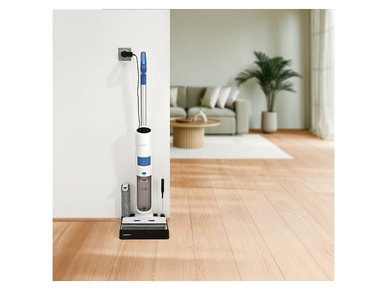 Draadloze 2-in-1 stofzuiger en dweilmachine laadt op in een woonkamer.