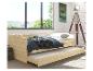 Eenpersoonsbed met uittrekbaar bed in licht hout.